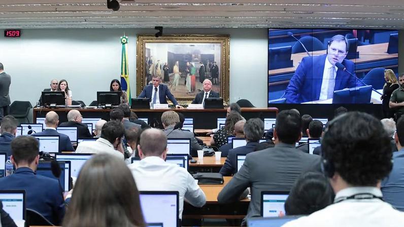 Comissão da Câmara aprova PEC que prevê fim da escala 6x1 em meio a embate entre Congresso e governo