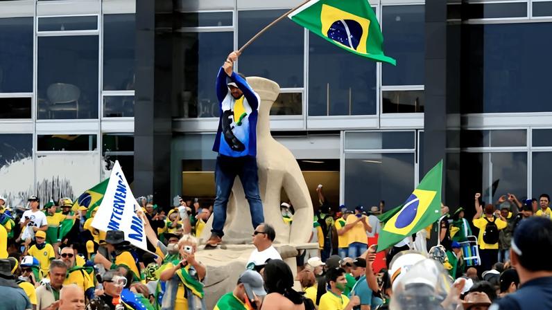 Manifestante em cima da estátua "A Justiça" durante o 8 de Janeiro | Reprodução
