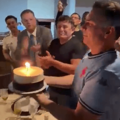 Oposição celebra derrota do Planalto em festa para Flávio Bolsonaro