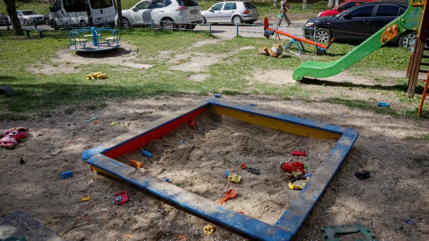 Brinquedos abandonados no parque infantil no local do tiroteio de sábado (18), em Kiev, na Ucrânia