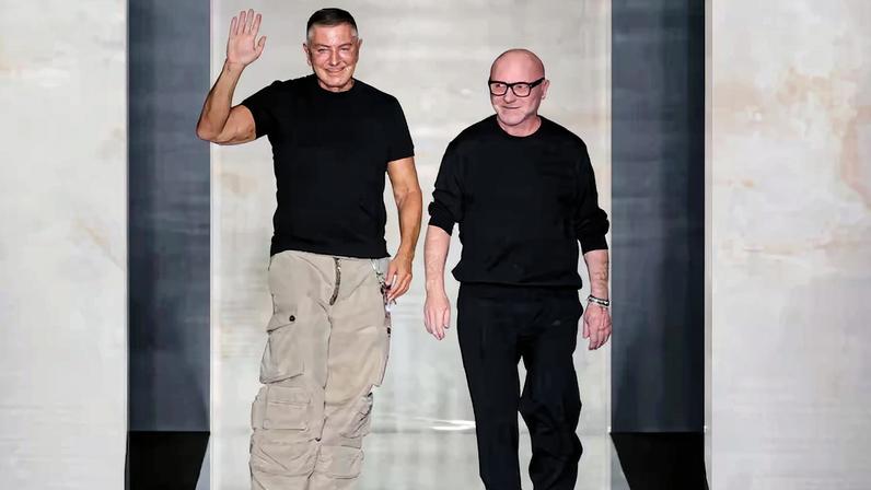 Domenico Dolce e Stefano Gabbana desfilam na passarela no desfile da marca que fundaram durante a Semana de Moda Feminina Outono/Inverno 2026/2027 de Milão, em 28 de fevereiro de 2026