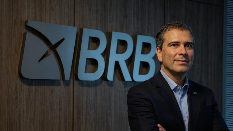 Executivo com mais de 20 anos no sistema financeiro, ele liderou a expansão do BRB antes de ser alvo da ação da PF nesta quinta-feira, 16; defesa afirmou que ‘continua firme na convicção de que Paulo Henrique não praticou crime algum’