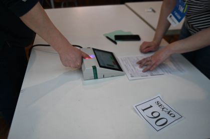Eleições no Brasil; voto com urna eletrônica