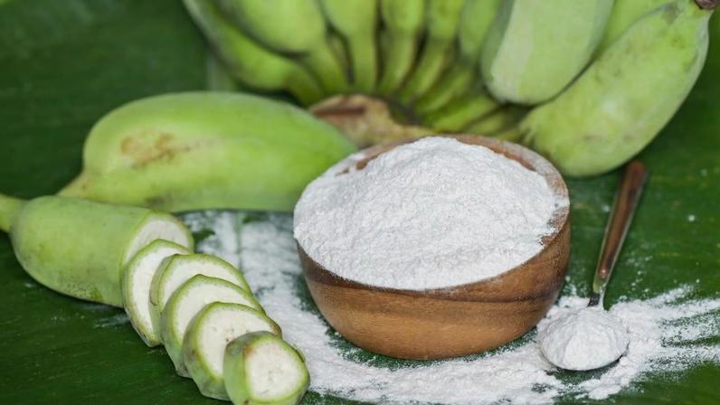 Farinha de banana verde é nutritiva e acessível. (Foto: JR via Canva)