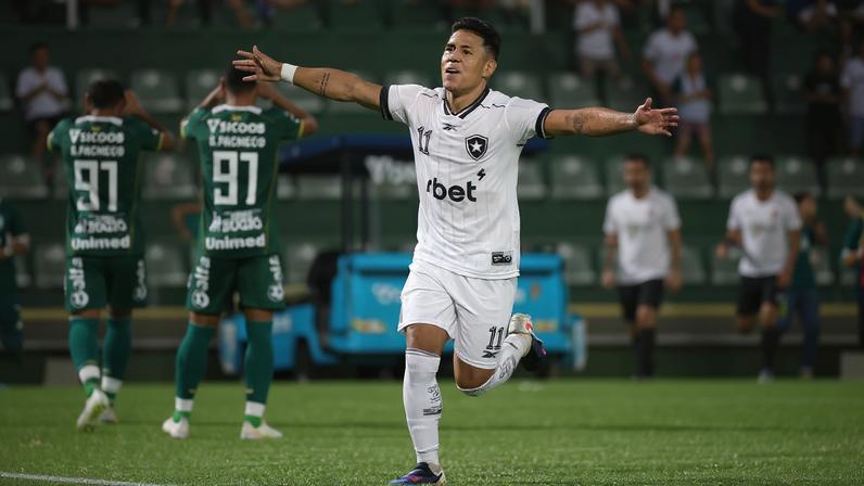 Matheus Martins marcou dois gols na vitória sobre a Chapecoense