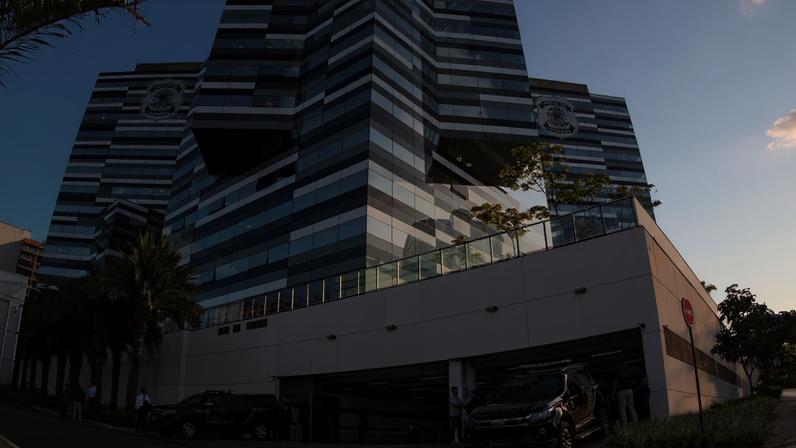 Fachada da sede Policia Federal em Brasilia, com viaturas na saida da garagem, após o ex-presidente Jair Bolsonaro PL chegar para prestar depoimento – Metropoles 3