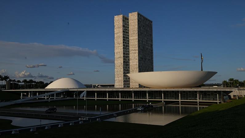 Caso avance no Congresso e seja aprovado pelas duas Casas, o texto poderá instituir um novo modelo de jornada, com redução para 36 horas semanais e possibilidade de adoção da escala 4x3 — quatro dias de trabalho e três de descanso. Após a comissão especial, a proposta ainda precisará passar pelo plenário da Câmara e, posteriormente, pelo Senado. Somente após essa tramitação completa e a promulgação é que eventuais mudanças passariam a valer.