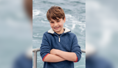 Família real divulga foto do príncipe Louis em seu oitavo aniversário