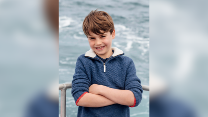 Família real britânica divulga foto de príncipe Louis em seu 8° aniversário