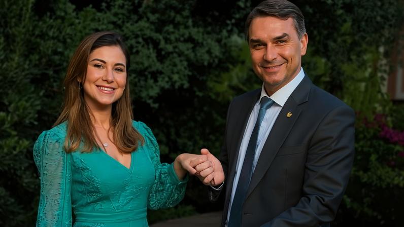Fernanda ao lado do marido, o senador Flávio Bolsonaro; advogada vai participar da campanha.
