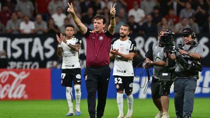 Fernando Diniz durante a partida entre Corinthians e Santa Fe na Libertadores (Foto: Eduardo Carmim/Photo Premium/Folhapress)