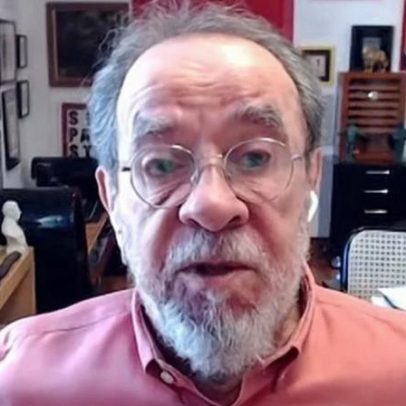 Fernando Morais interrompe entrevista para atender ligação de Lula
