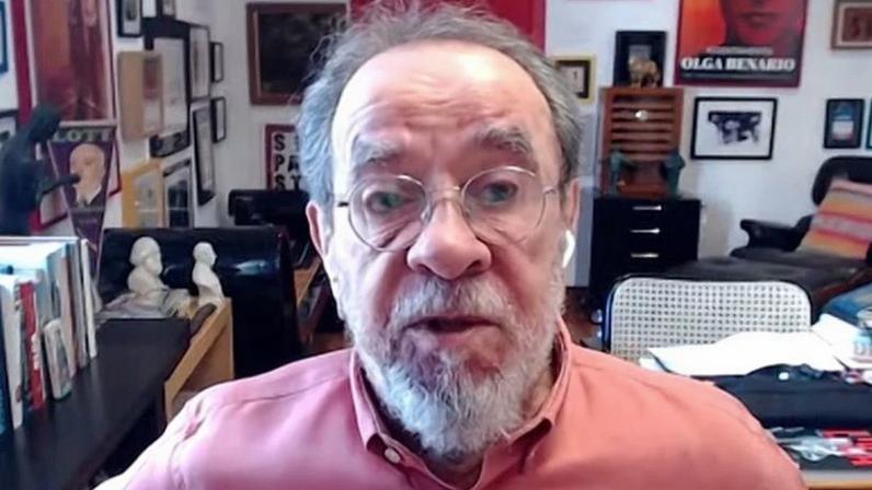 Fernando Morais interrompe entrevista para atender ligação de Lula