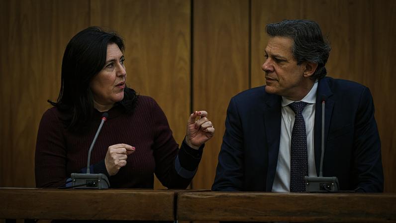 Simone Tebet aparece entre os nomes que lideram as pesquisas eleitorais para o Senado em São Paulo; na imagem, ela aparece ao lado de Fernando Haddad