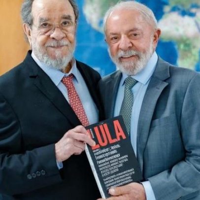 Lula recebe o segundo volume de biografia de Fernando Morais