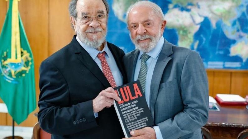 O presidente Lula (à direita) recebeu na 3ª feira (7.abr.2026) do jornalista e escritor Fernando Morais um exemplar do 2º volume de sua biografia, no Palácio do Planalto, em Brasília (DF)