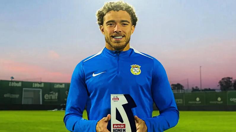 Figueiredo com o prêmio de melhor em campo na partida entre Alverca e Rio Ave (Foto: Divulgação)