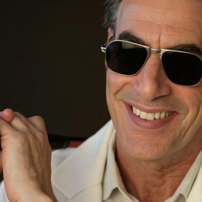 Netflix traz filme com Sacha Baron Cohen e Rosamund Pike que questiona machismo