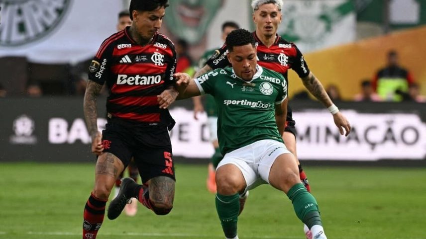 Jogadores de Flamengo e Palmeiras durante final da Libertadores (Foto: Luis ACOSTA / AFP)