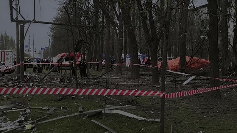 Fita de isolamento em lugar atingido por destroços após ataque russo em Kiev, na Ucrânia