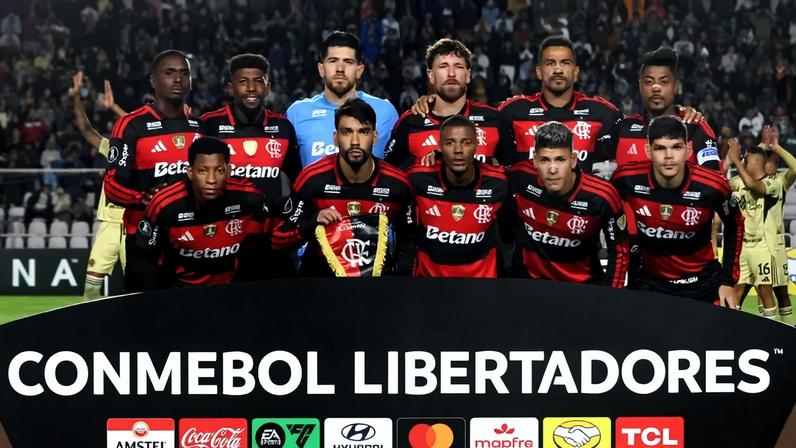 Time do Flamengo perfilado antes de enfrentar o Cusco pela Libertadores (Foto: Diego RAMOS / AFP)