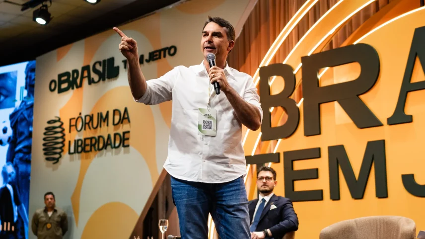 "Não tenho dúvida que o Senado que vai ser renovado em 2/3 vai ser majoritariamente favorável a essa pauta de impeachment de ministro do Supremo", disse Flávio Bolsonaro no Fórum da Liberdade, nesta sexta (10) (Foto: Divulgação/Flávio Bolsonaro)