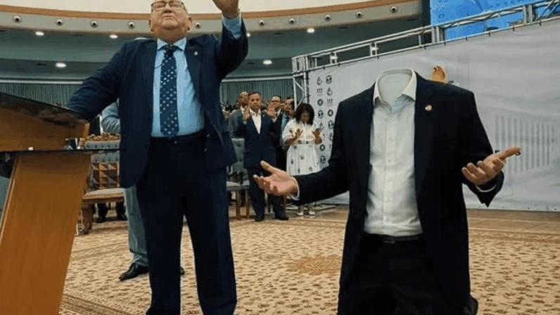 Durante a oração, o bispo fez referência ao futuro político do senador; na imagem, pastor José Wellington Costa Júnior (esq.) ora por Flávio Bolsonaro (dir.)