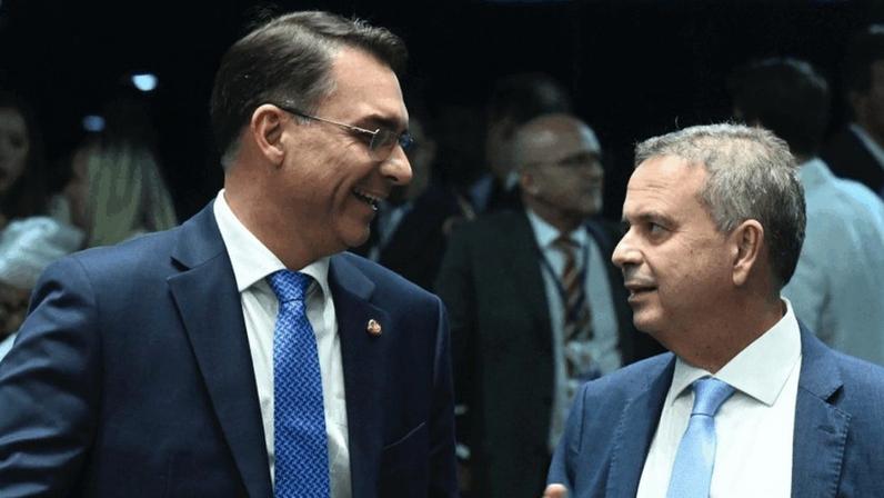 Na imagem, os senadores Flávio Bolsonaro e Rogério Marinho, ambos do PL