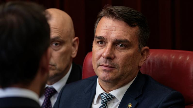 Alexandre de Moraes e Flávio Bolsonaro