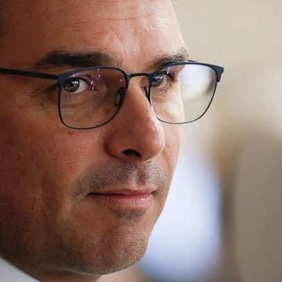 Flávio Bolsonaro relembra jingle de Bolsonaro de 2014