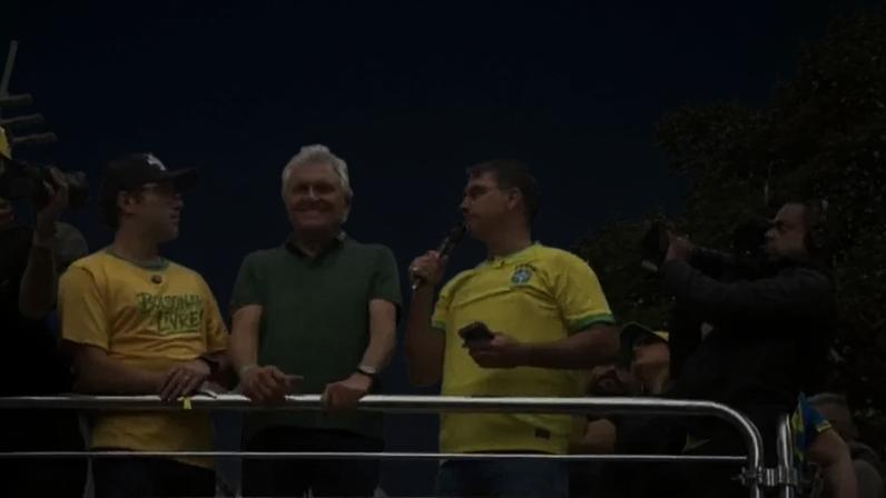 Flávio Bolsonaro elogia Ronaldo Caiado durante ato na Avenida Paulista pela anistia dos presos do 8 de Janeiro, em março deste ano. (Foto: Reprodução/Live Gazeta do Povo)