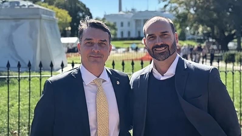 Senador Flávio Bolsonaro e ex- deputado Eduardo Bolsonaro nos Estados Unidos