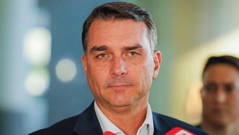 Flávio Bolsonaro associou, sem provas, a eleição de Lula em 2022 a reações positivas dentro de presídios