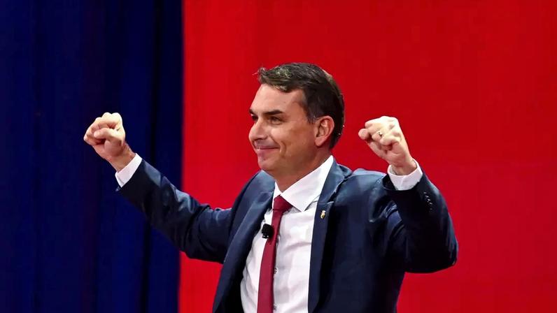 O senador brasileiro Flávio Bolsonaro participa da conferência CPAC USA 2026, no Texas - 28/03/2026 (Foto: REUTERS/Callaghan O'Hare)