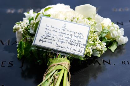 Flores enviadas pelo rei Charles III e pela rainha Camilla do Reino Unido foram depositadas no Memorial do 11 de Setembro em Nova York