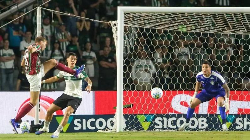 Coritiba e Fluminense fizeram um duelo aberto até o fim no Paraná (Foto: Luiz Delgado/Folhapress)