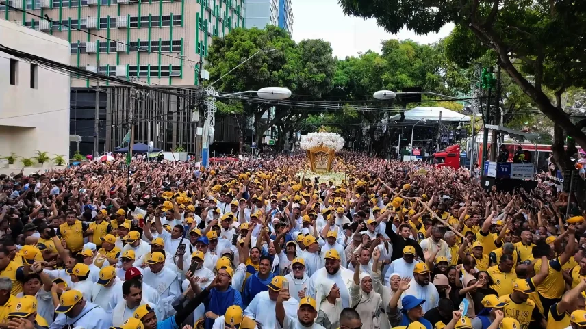 Devotos acompanham a procissão pelas principais avenidas da capital paraense, em celebração que reúne tradição, religiosidade e cultura popular. (Foto: Sidney Produções/Círio de Nazaré)