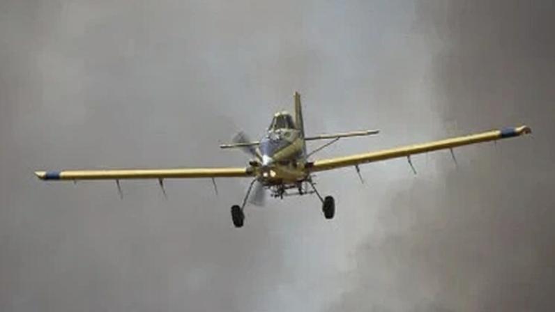 Avião turboélice AirTractor mergulhando para o lançamento de água