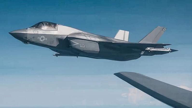 Foto de arquivo mostra um F-35 dos EUA voando sobre águas territoriais gregas
