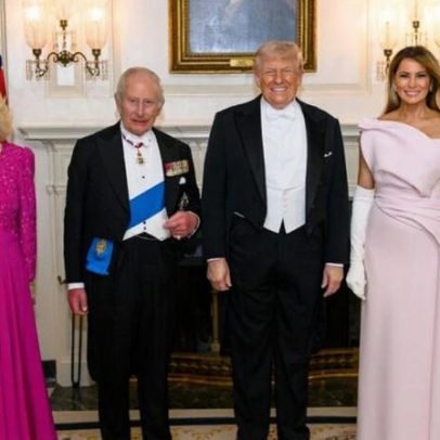 Melania evita segurar a mão de Trump em foto com o rei Charles