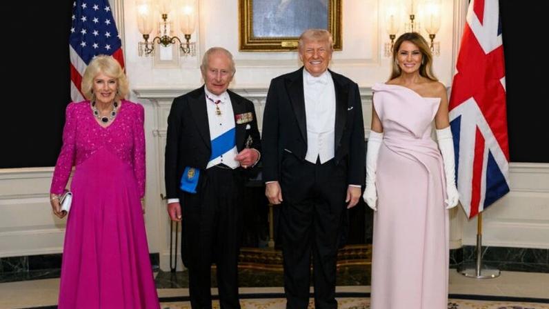 O presidente Donald J. Trump e a primeira-dama Melania Trump posam com o Rei Charles 3º e a Rainha consorte Camilla na Casa Branca