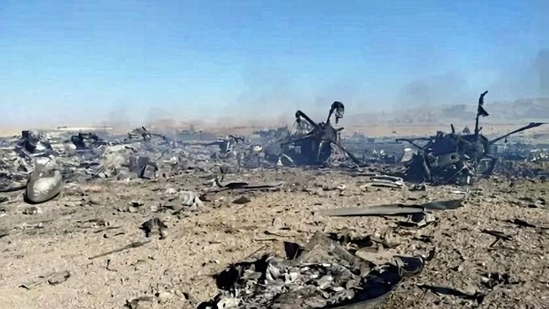 Foto que supostamente mostra destroços de avião e helicóptero americanos.