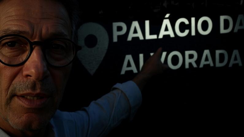 Na imagem, Zema apontando para o Palácio do Planalto e o chama de Alvorada em vídeo publicado nas redes