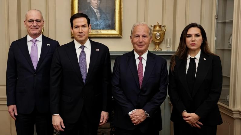 O embaixador de Israel nos EUA, Yechiel Leiter, o secretário de Estado americano, Marco Rubio, o embaixador dos EUA no Líbano, Michel Issa, e a embaixadora do Líbano nos EUA, Nada Hamadeh Moawad, que participaram do primeiro encontro | Divulgação