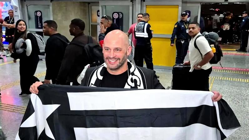 Novo técnico do Botafogo, Franclim Carvalho desembarcou no Rio de Janeiro (Foto: Lance!)