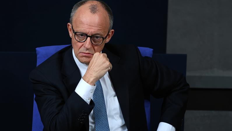 Imagem colorida do chanceler alemão, Friedrich Merz - Metrópoles