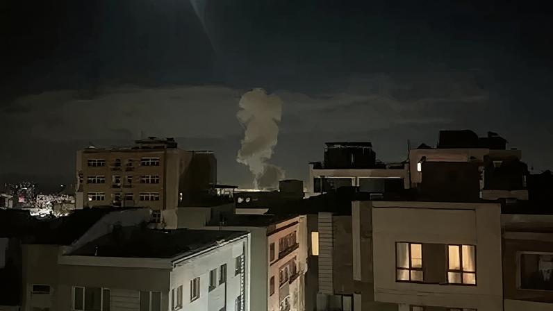 Fumaça à noite após ataque no Irã