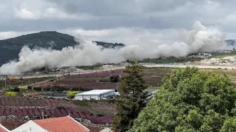 Fumaça após explosão em Kafr Kila após atividade do Exército israelense na fronteira com o Líbano 8 de abril de 2026 REUTERS/ Avi Ohayon