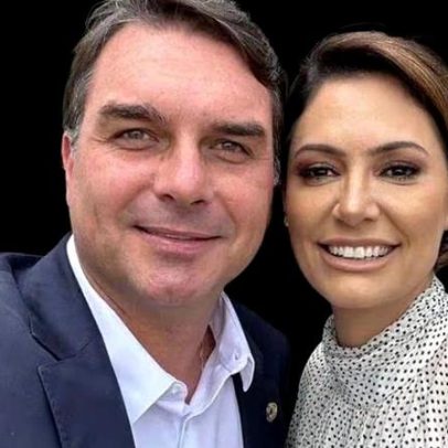 Michelle Bolsonaro faz gesto a Flávio Bolsonaro em evento