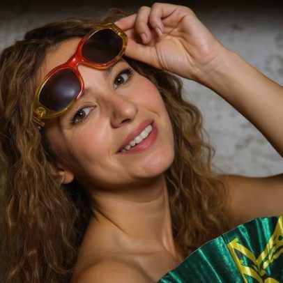 Shakira chega ao Rio de Janeiro e exibe mala verde e amarela